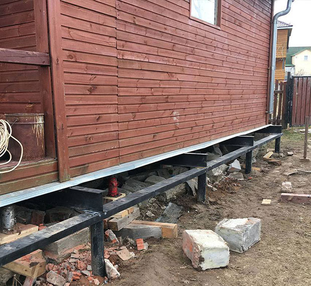 Ремонт старого фундамента винтовыми сваями в Карасуке